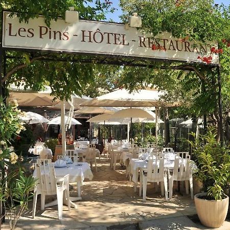 Les Pins Restaurant Et Chambre D'Hotes Sillans-la Cascade Kültér fotó