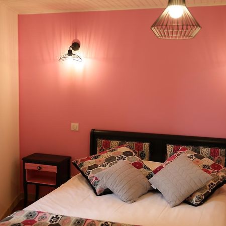 Les Pins Restaurant Et Chambre D'Hotes Sillans-la Cascade Kültér fotó