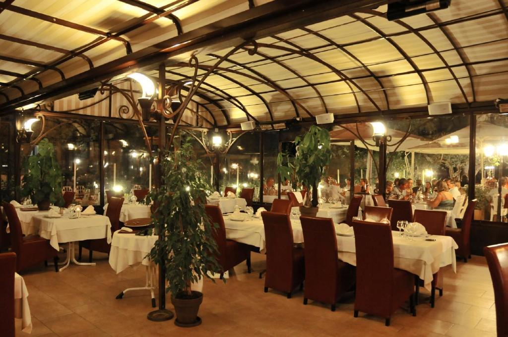 Les Pins Restaurant Et Chambre D'Hotes Sillans-la Cascade Kültér fotó