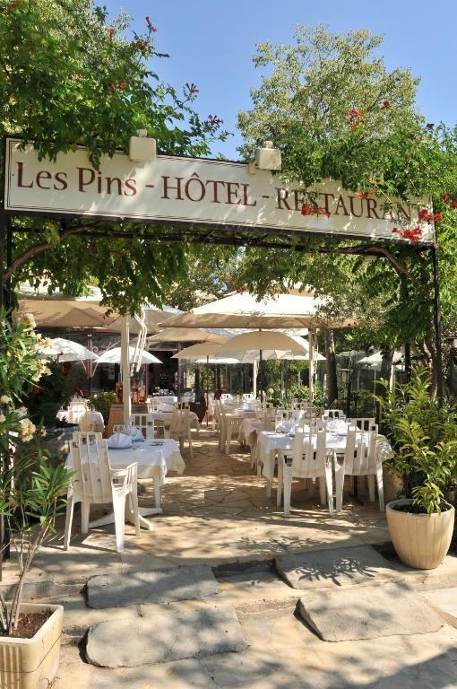 Les Pins Restaurant Et Chambre D'Hotes Sillans-la Cascade Kültér fotó
