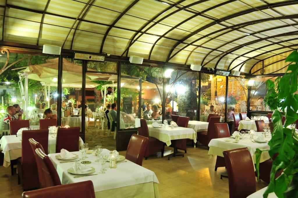Les Pins Restaurant Et Chambre D'Hotes Sillans-la Cascade Kültér fotó