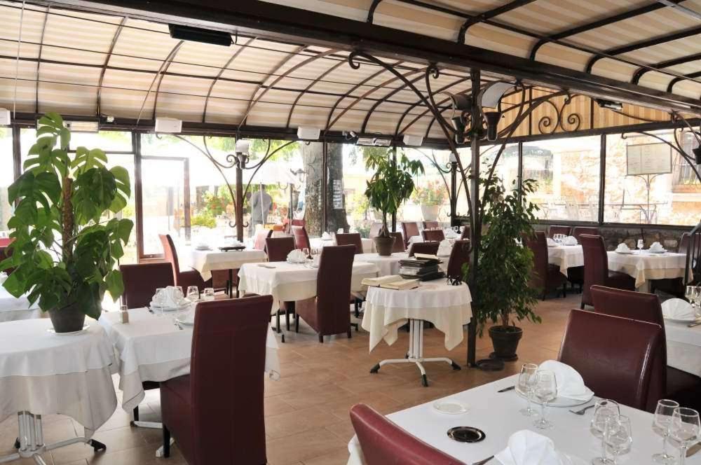 Les Pins Restaurant Et Chambre D'Hotes Sillans-la Cascade Kültér fotó