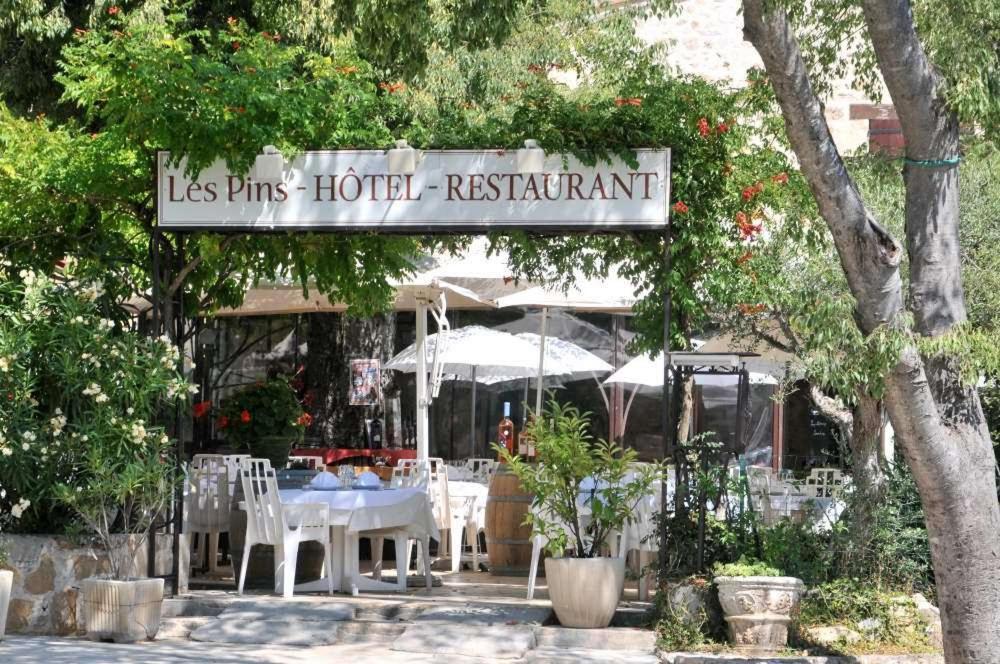 Les Pins Restaurant Et Chambre D'Hotes Sillans-la Cascade Kültér fotó