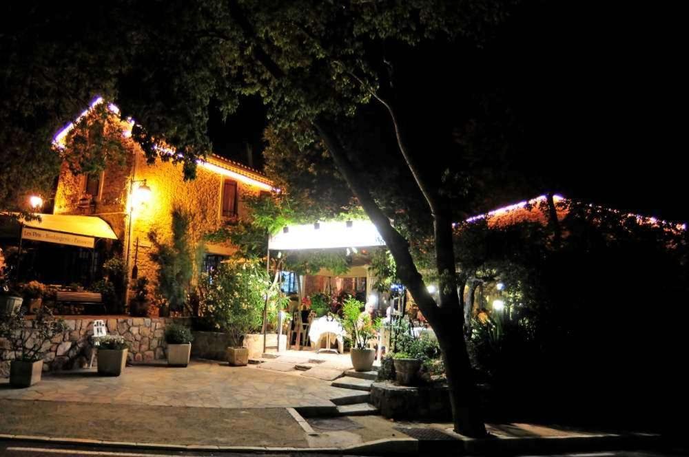 Les Pins Restaurant Et Chambre D'Hotes Sillans-la Cascade Kültér fotó