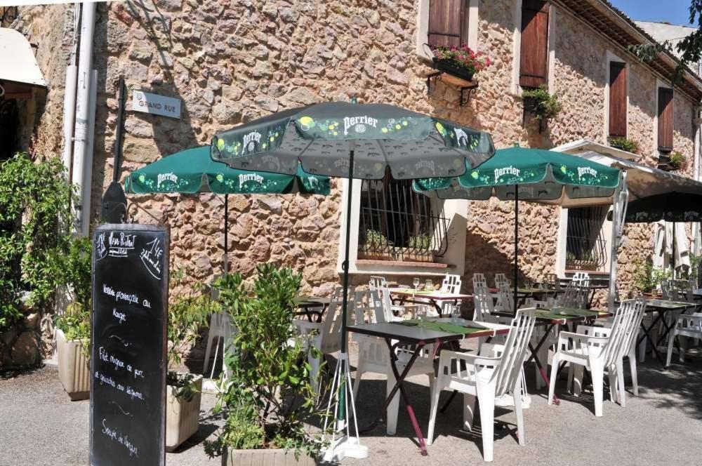 Les Pins Restaurant Et Chambre D'Hotes Sillans-la Cascade Kültér fotó