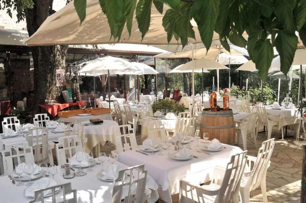 Les Pins Restaurant Et Chambre D'Hotes Sillans-la Cascade Kültér fotó