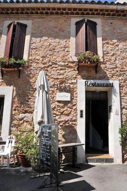 Les Pins Restaurant Et Chambre D'Hotes Sillans-la Cascade Kültér fotó