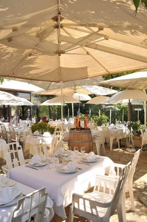 Les Pins Restaurant Et Chambre D'Hotes Sillans-la Cascade Kültér fotó