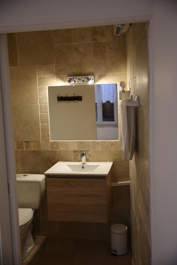 Les Pins Restaurant Et Chambre D'Hotes Sillans-la Cascade Kültér fotó