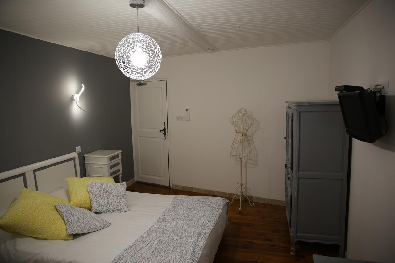 Les Pins Restaurant Et Chambre D'Hotes Sillans-la Cascade Kültér fotó