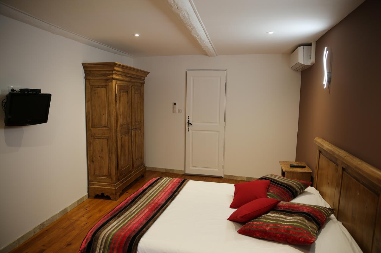 Les Pins Restaurant Et Chambre D'Hotes Sillans-la Cascade Kültér fotó