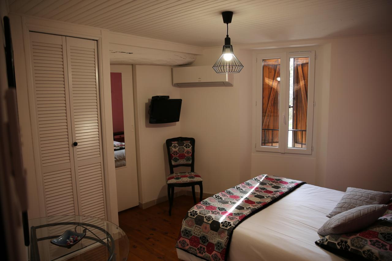 Les Pins Restaurant Et Chambre D'Hotes Sillans-la Cascade Kültér fotó