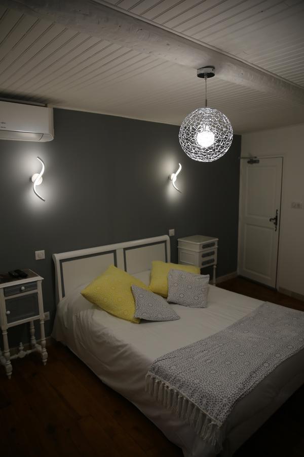 Les Pins Restaurant Et Chambre D'Hotes Sillans-la Cascade Kültér fotó