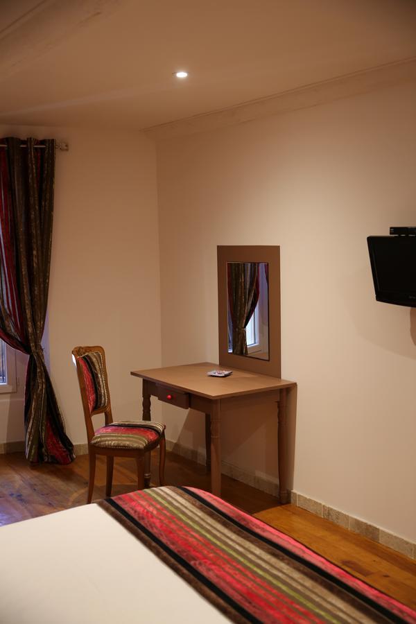 Les Pins Restaurant Et Chambre D'Hotes Sillans-la Cascade Kültér fotó