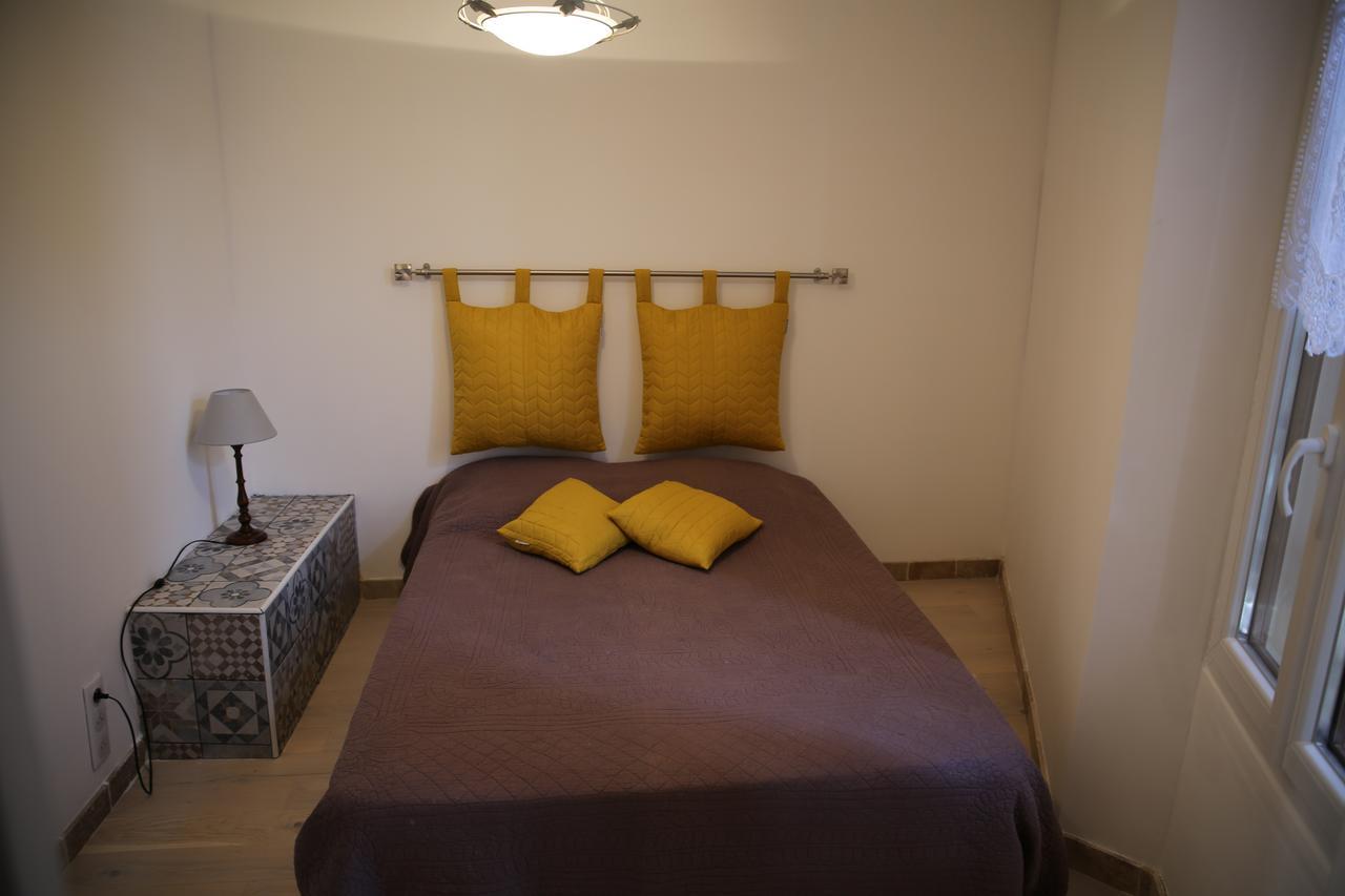 Les Pins Restaurant Et Chambre D'Hotes Sillans-la Cascade Kültér fotó