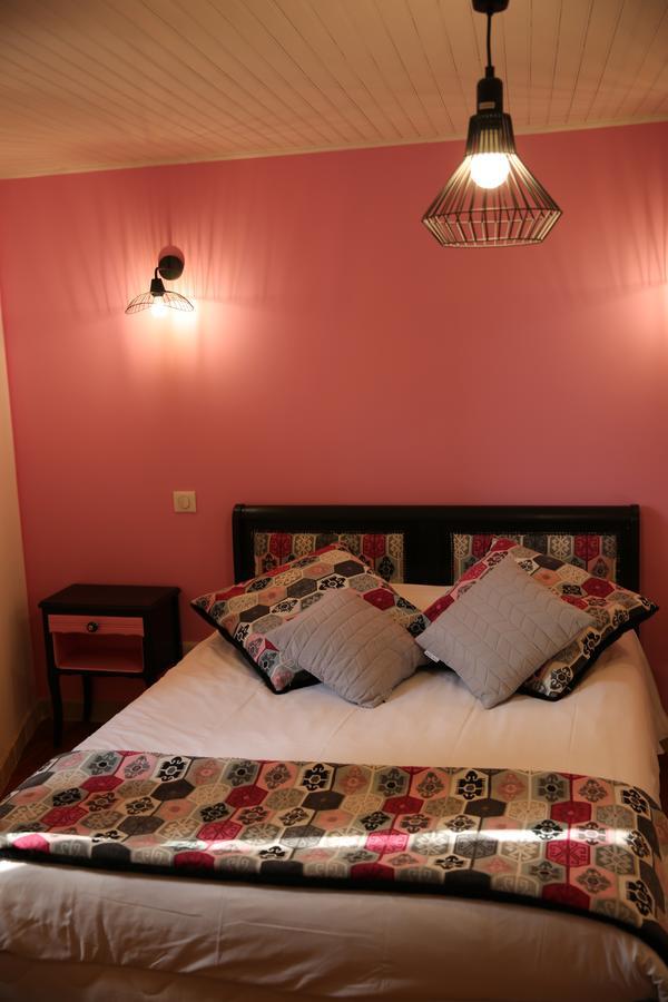 Les Pins Restaurant Et Chambre D'Hotes Sillans-la Cascade Kültér fotó