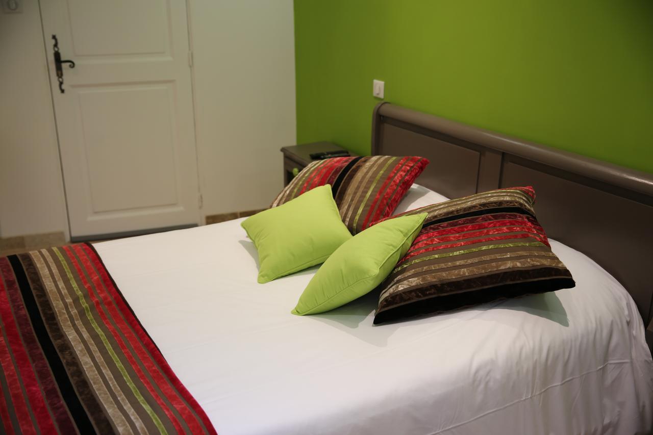 Les Pins Restaurant Et Chambre D'Hotes Sillans-la Cascade Kültér fotó