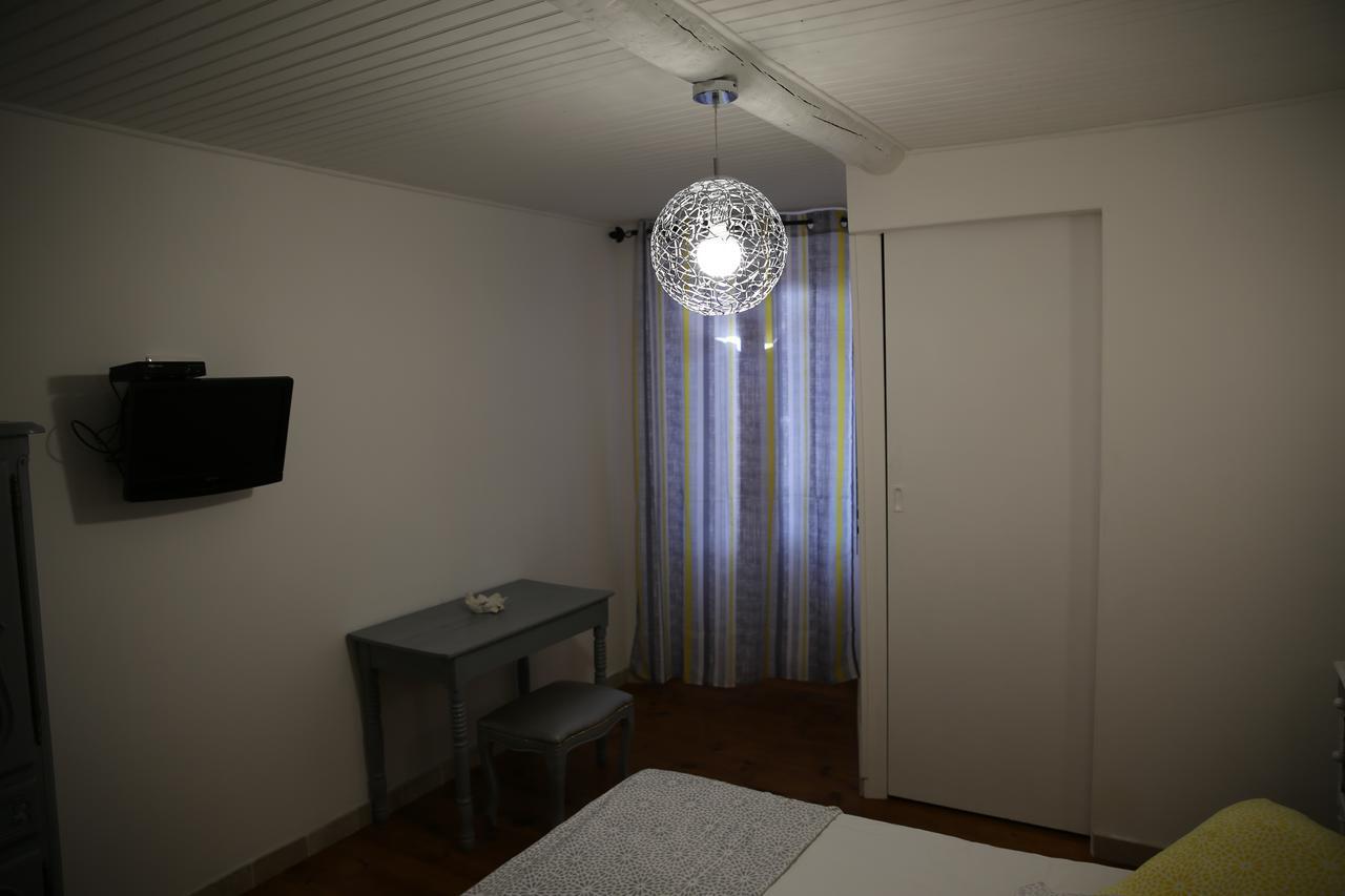 Les Pins Restaurant Et Chambre D'Hotes Sillans-la Cascade Kültér fotó