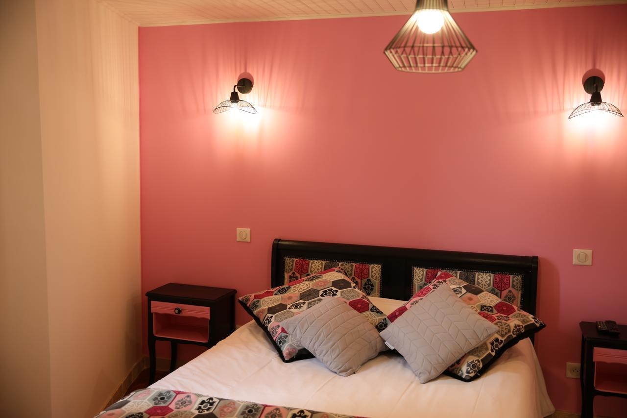 Les Pins Restaurant Et Chambre D'Hotes Sillans-la Cascade Kültér fotó