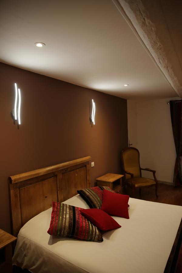 Les Pins Restaurant Et Chambre D'Hotes Sillans-la Cascade Kültér fotó