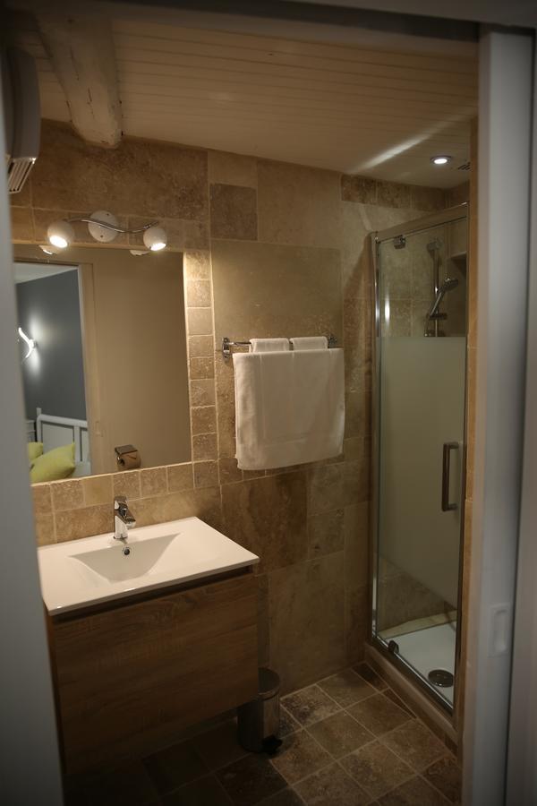 Les Pins Restaurant Et Chambre D'Hotes Sillans-la Cascade Kültér fotó